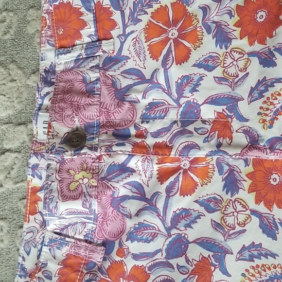 GAP Summer Floral Shorts - Picture 3 of 6